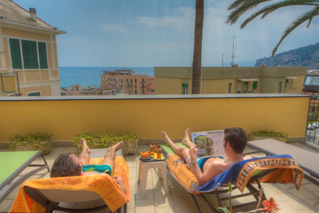 Hotel Deutsche Familien Finale Ligure Exterior foto