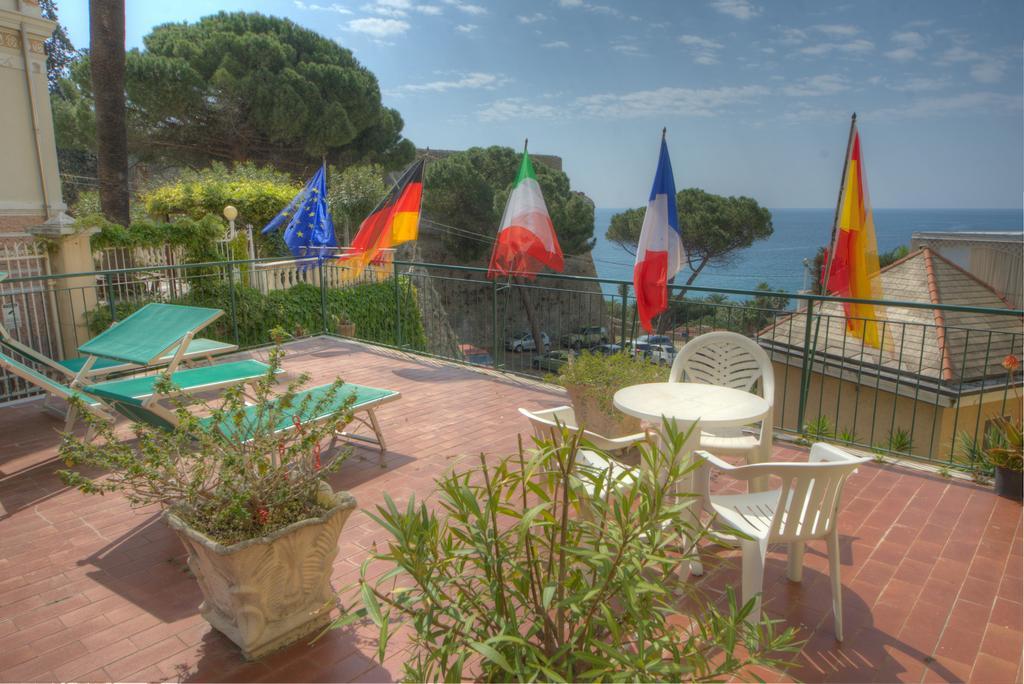 Hotel Deutsche Familien Finale Ligure Exterior foto
